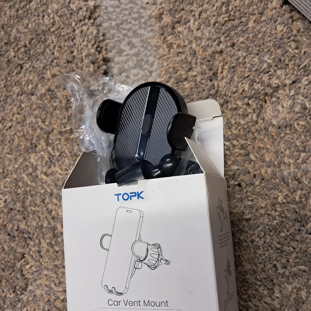 NWT Green Power Bank, 4 In 1 Charger And Car Vent Mount